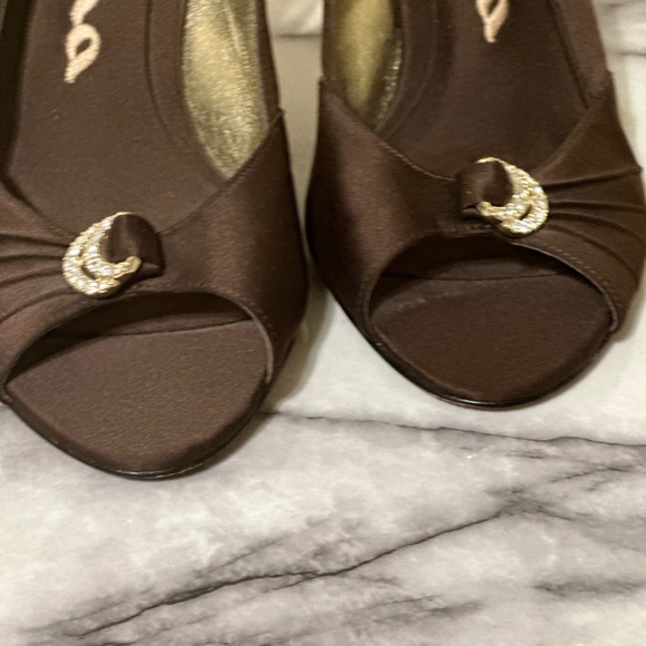 Nina Sling backs with open radar. EXCELLENT CONDITION..Size 8 (brown) - Picture 3 of 7